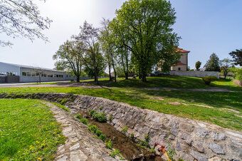 Pozemky pro výstavbu (801m2 parcela pro RD a 255m2 podíl na 