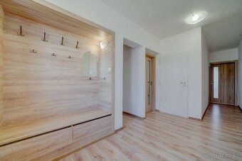 Ve výhradním zastoupení nabízím k pronájmu prostorný a světl