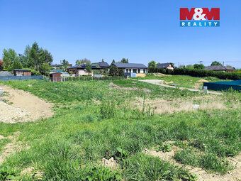 Prodej slunného, mírně svažitého pozemku 1 316 m² v klidné č