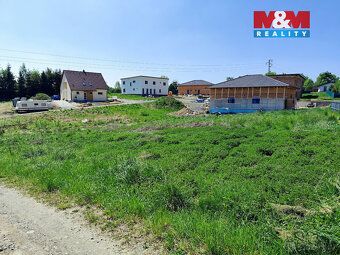 Prodej slunného, mírně svažitého pozemku 1 316 m² v klidné č