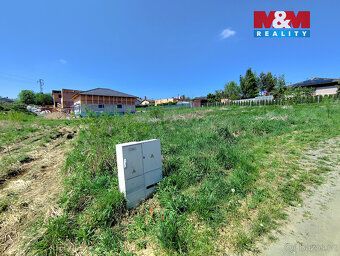Prodej slunného, mírně svažitého pozemku 1 316 m² v klidné č