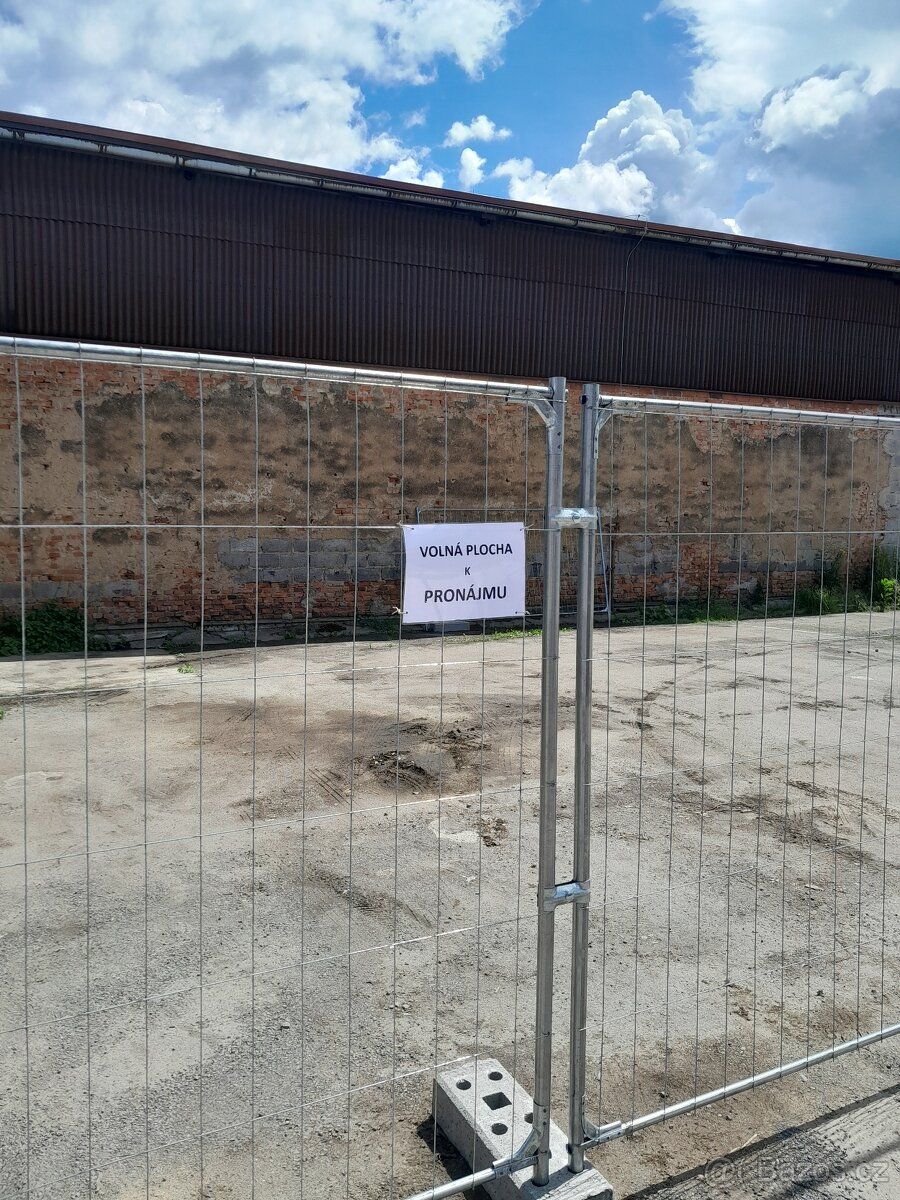 Pronajmeme cca 200 m2 asfaltové plochy v uzavřeném areálu. V