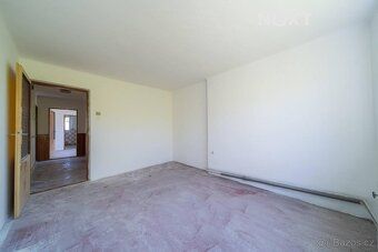 8+2, každé patro zhruba 90 m², sklep, garáž, hospodářská bud