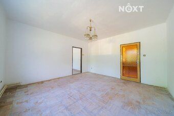 8+2, každé patro zhruba 90 m², sklep, garáž, hospodářská bud