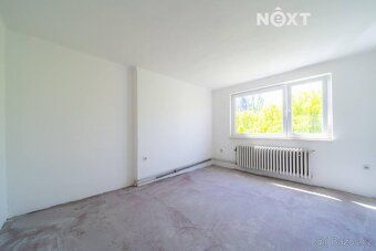 8+2, každé patro zhruba 90 m², sklep, garáž, hospodářská bud