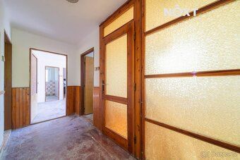 8+2, každé patro zhruba 90 m², sklep, garáž, hospodářská bud