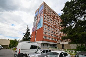 K dlouhodobému podnájmu nabízíme prosluněný byt o dispozici 