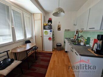 Nabízíme k pronájmu slunný byt 2+1 o výměře 56m2 na ul. 28.ř