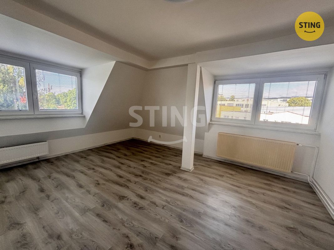 Nabízíme k pronájmu slunný byt 2+1 o výměře 56m2 na ul. 28.ř