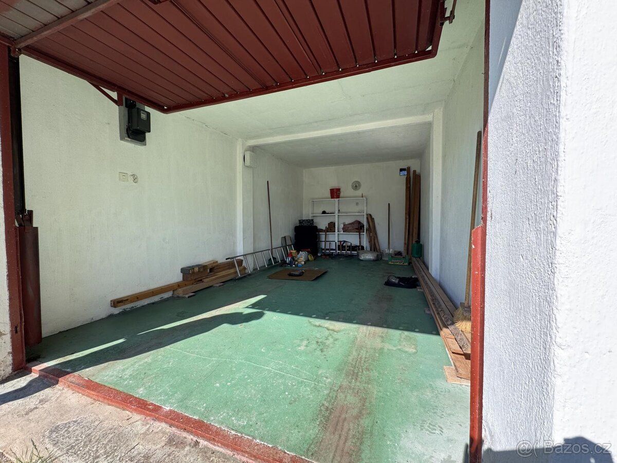 Nabízím k prodeji řadovou zděnou garáž o výměře 21 m2, umíst