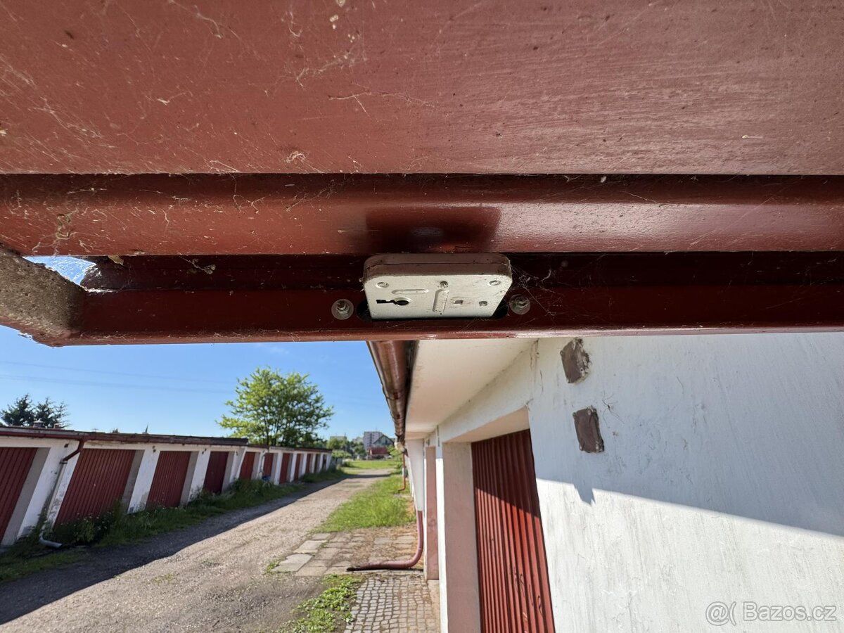 Nabízím k prodeji řadovou zděnou garáž o výměře 21 m2, umíst