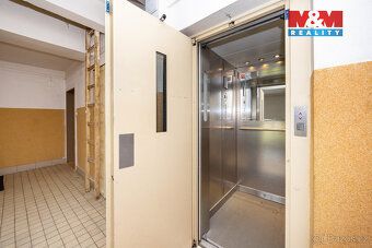 Nabízíme k prodeji prostorný zděný byt 2+1 o celkové ploše 6