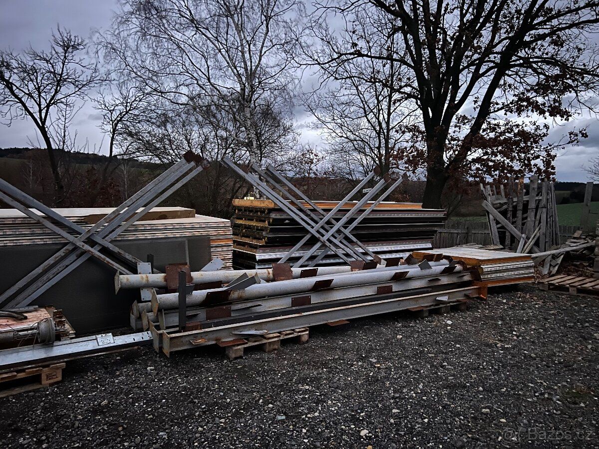 Prodám halu z puropanelů, sekční vrata. Rozměr 6,5x8,5x6,5 -