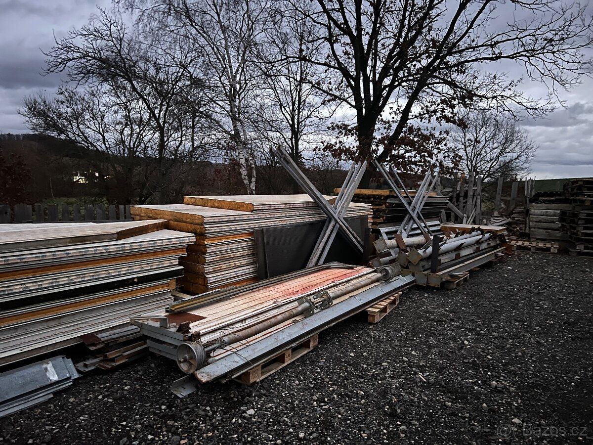 Prodám halu z puropanelů, sekční vrata. Rozměr 6,5x8,5x6,5 -
