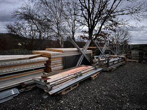 Prodám halu z puropanelů, sekční vrata. Rozměr 6,5x8,5x6,5 -
