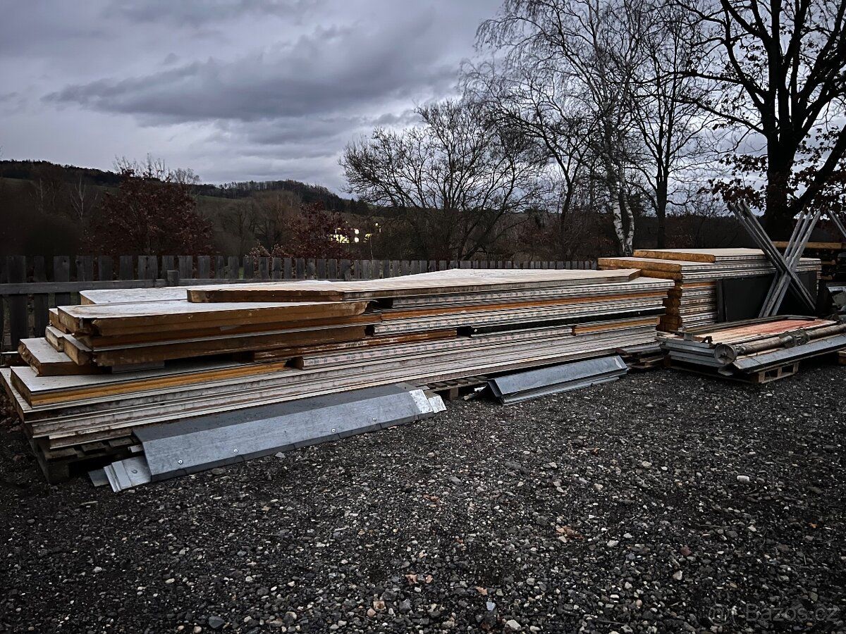 Prodám halu z puropanelů, sekční vrata. Rozměr 6,5x8,5x6,5 -