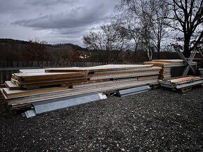 Prodám halu z puropanelů, sekční vrata. Rozměr 6,5x8,5x6,5 -