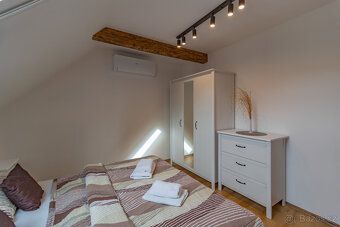 Prodej nového vybaveného apartmánu s vlastním parkovacím stá