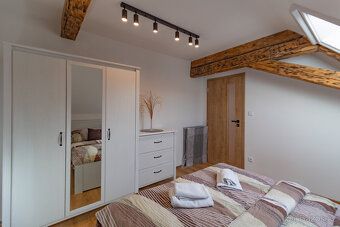 Prodej nového vybaveného apartmánu s vlastním parkovacím stá