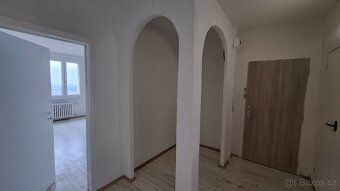 Nabízíme k pronájmu prostorný byt o dispozici 3+1 s lodžií. 