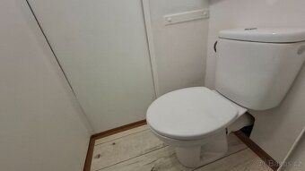 Nabízíme k pronájmu prostorný byt o dispozici 3+1 s lodžií. 