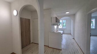 Nabízíme k pronájmu prostorný byt o dispozici 3+1 s lodžií. 