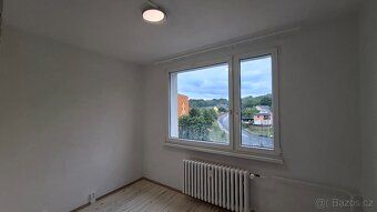Nabízíme k pronájmu prostorný byt o dispozici 3+1 s lodžií. 