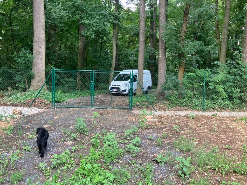 Nabízíme k prodeji zahradu v lesoparku Houštka. Pozemek je v