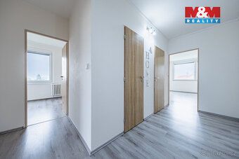Nabízíme k prodeji prostorný a světlý byt, o dispozici 3+1 a