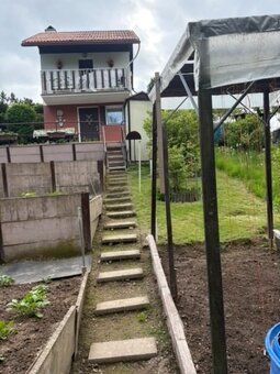 Zděná chata v zahrádkářské kolonii je umístěna přibližně upr