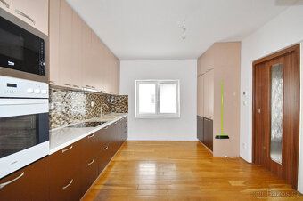 Nabízím k prodeji moderní rodinný dům o dispozici 3+kk a oby