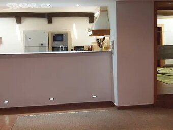 V patře byt 4+KK 180 m2 + terasa 40 m2 + balkon 8m2.Dole byt