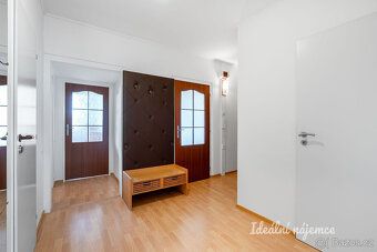 Nabízíme k podnájmu světlý a velmi příjemný byt o dispozici 