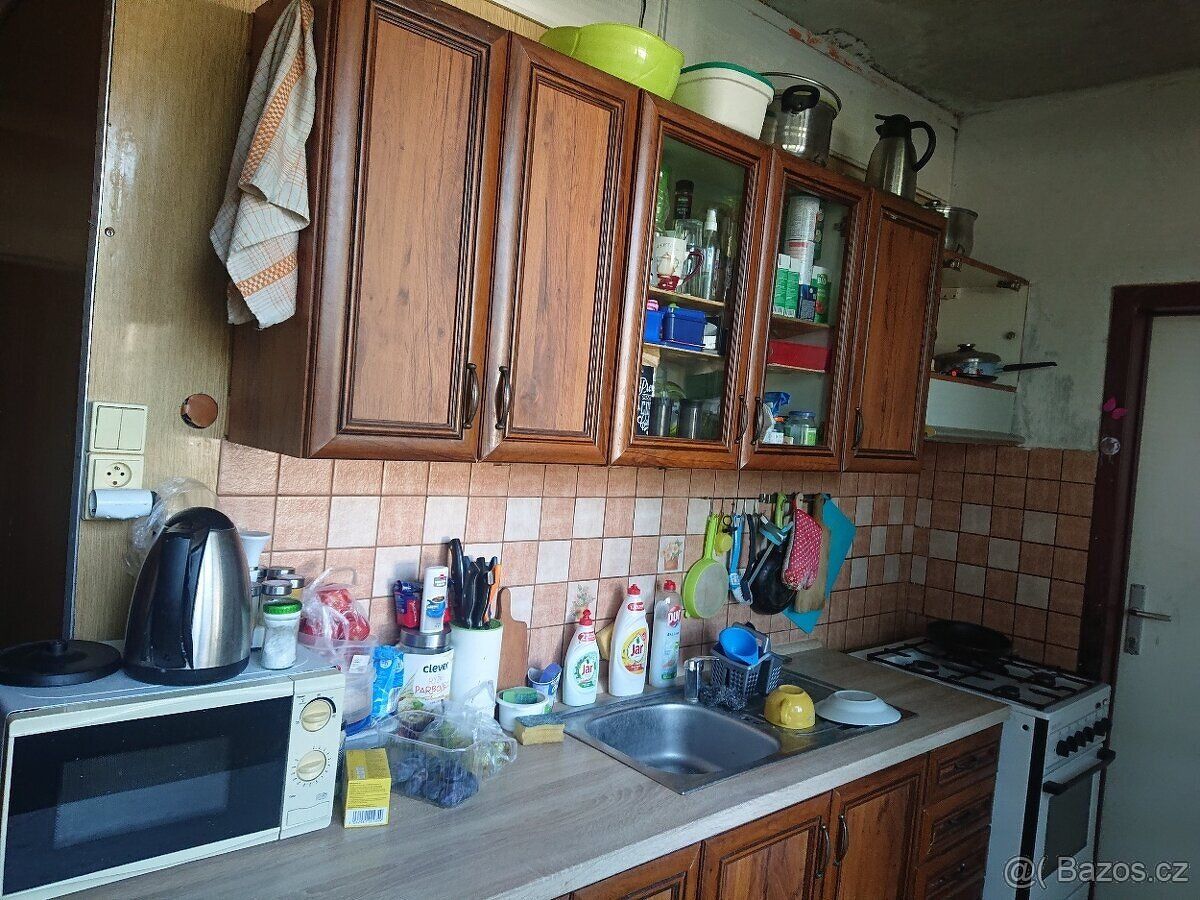 Bydlíme ve sdíleném bytě 4+1, zvýšené přízemí,panelovy dům,O