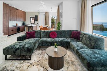 Luxusní vila s panoramatickým výhledem na moře a střešní víř