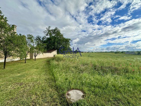 Nabízíme k prodeji stavební pozemek o výměře 905 m² v obci Ž