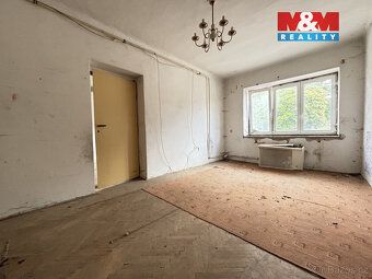Nabízíme k prodeji prostorný objekt v centru obce Lodhéřov, 
