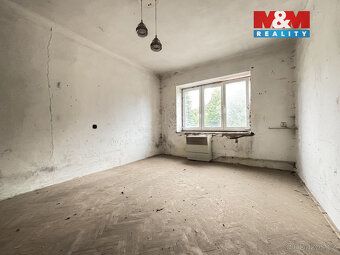 Nabízíme k prodeji prostorný objekt v centru obce Lodhéřov, 