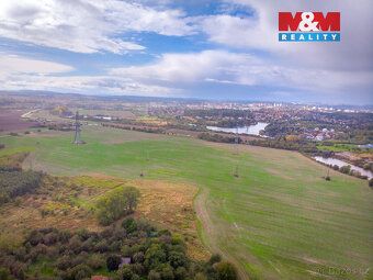 Nabízíme k prodeji krásný pozemek o rozloze 2421 m², situova