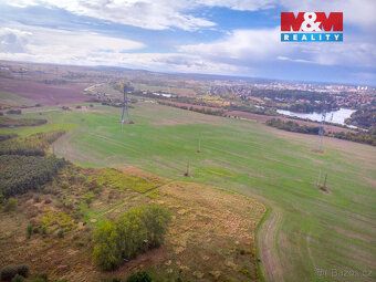Nabízíme k prodeji krásný pozemek o rozloze 2421 m², situova