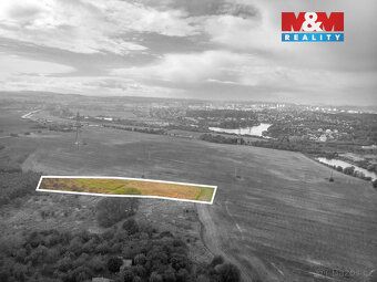 Nabízíme k prodeji krásný pozemek o rozloze 2421 m², situova