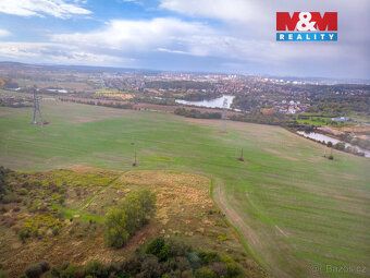 Nabízíme k prodeji krásný pozemek o rozloze 2421 m², situova