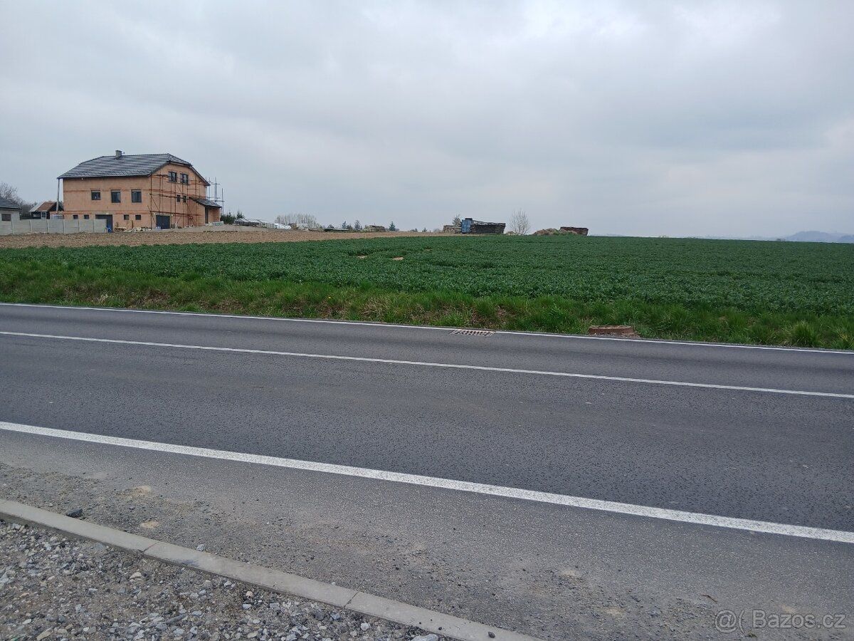 Prodám pozemek 1000 m , z toho 500 m stavební. Pozemek je na