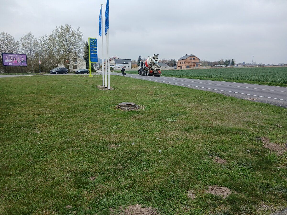 Prodám pozemek 1000 m , z toho 500 m stavební. Pozemek je na