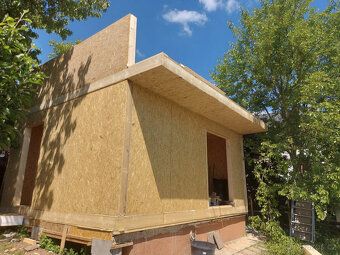 Tento dvoupatrový dům o rozměrech 6×6 m je ideální pro trval