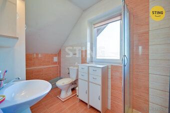 Třípodlažní dům v malebné obci Postřelmov u Šumperka nabízí 