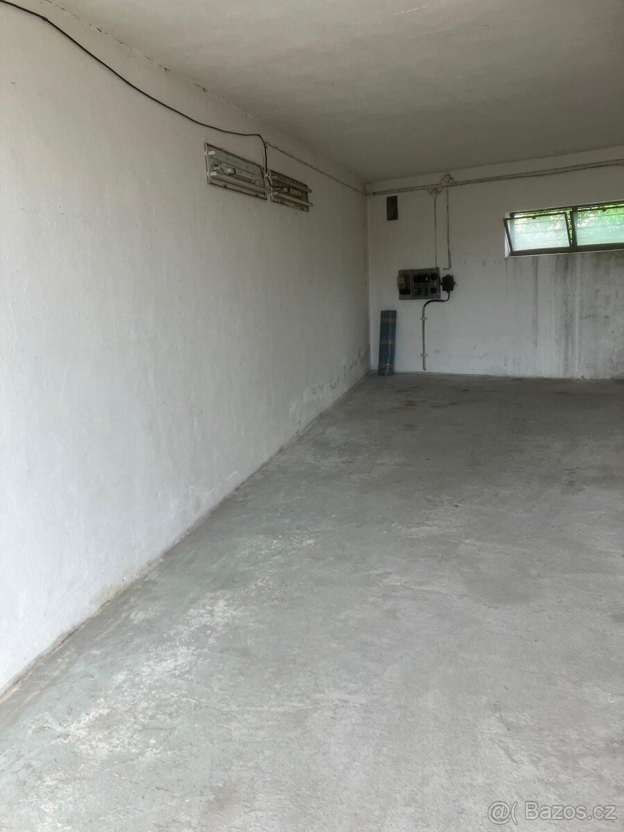 Prodám velkou garáž nad 60 m2 na vlastním oploceném pozemku 