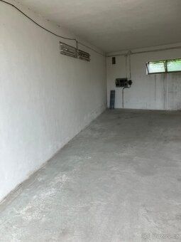 Prodám velkou garáž nad 60 m2 na vlastním oploceném pozemku 