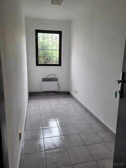 Pronajmu malou ( 10m2 ) kancelář v přízemí na Masarykově tří
