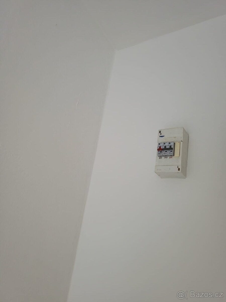 Pronajmu malou ( 10m2 ) kancelář v přízemí na Masarykově tří